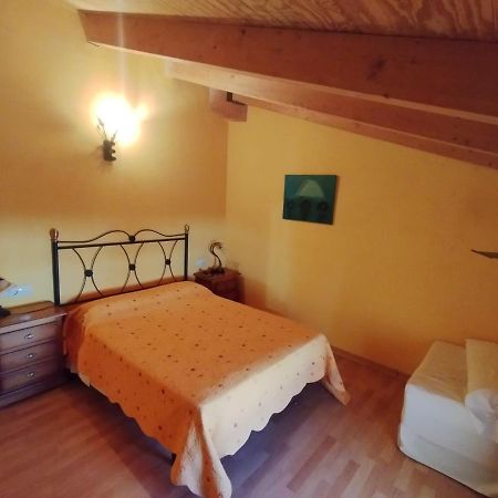Hostal Los Quinones Fuentes Calientes Exterior foto